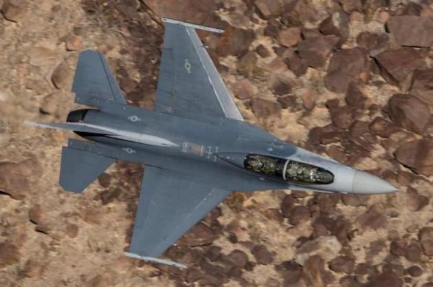 Εικόνες που κόβουν την ανάσα από «παρέλαση» μαχητικών αεροσκαφών (βίντεο)